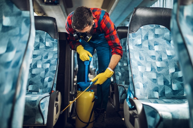 Limpeza química profissional de assentos de ônibus. Desinfecção de ônibus.