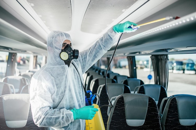Limpeza química profissional de bancos de ônibus. Desinfecção de ônibus. Exterminador em roupas de trabalho.