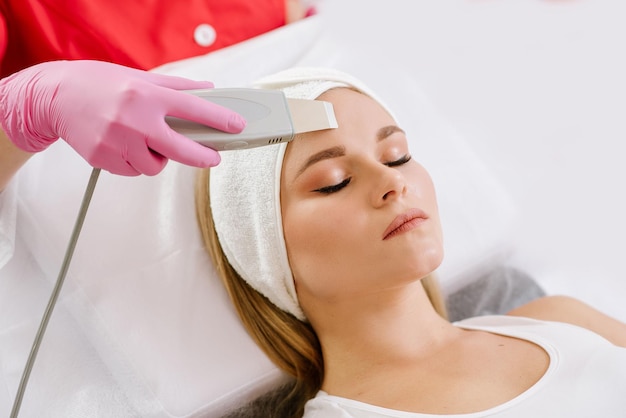 Limpeza ultra-sônica do tratamento facial pela mulher no centro SPA