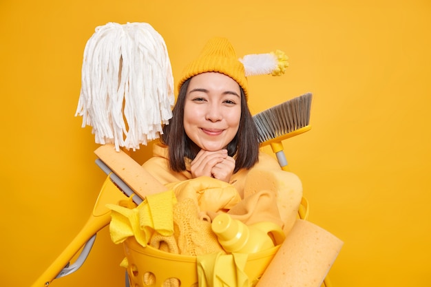 Limpiador de ama de casa sonriendo en amarillo