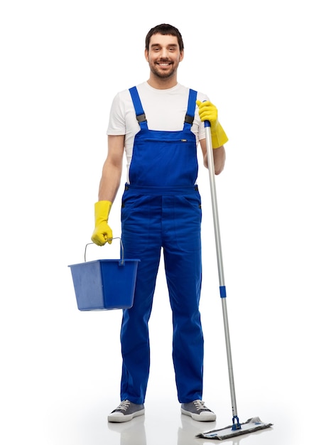 limpiador masculino limpiando el suelo con escoba y cubo
