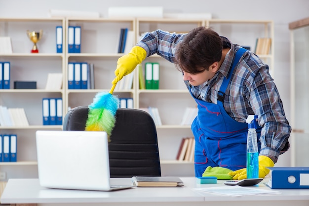 Limpiador masculino trabajando en la oficina