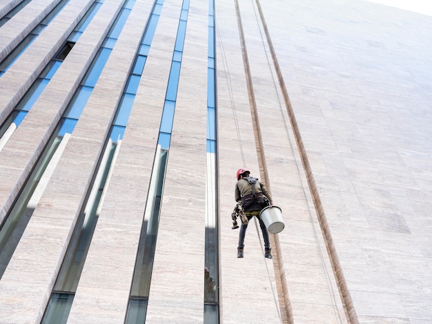 Limpiador de ventanas está trabajando en el edificio de oficinas