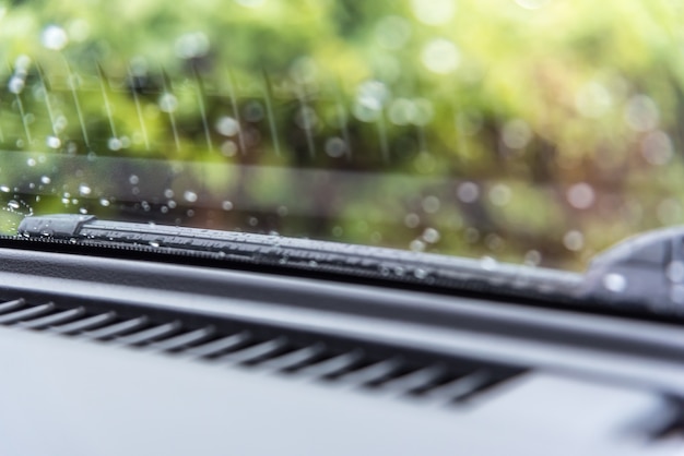 Foto limpiaparabrisas para agua limpia que cae de la lluvia para mayor seguridad en la vista del parabrisas del auto