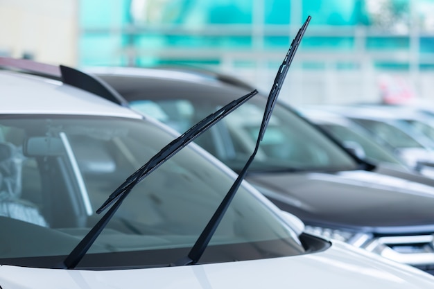 Limpiaparabrisas de lluvia para parabrisas de autos nuevos en la sala de exposición