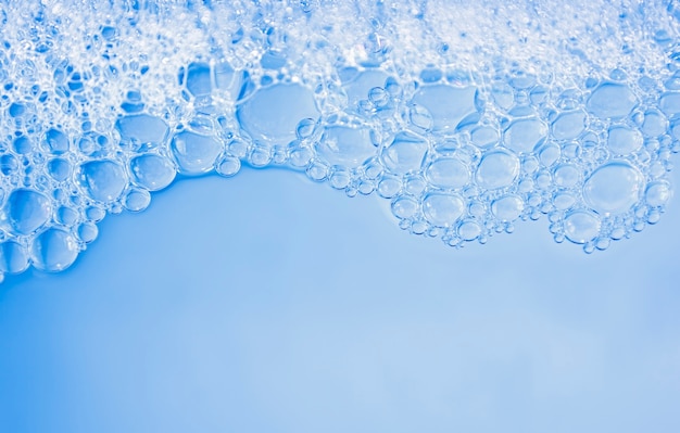 Limpiar burbujas de jabón transparentes en agua
