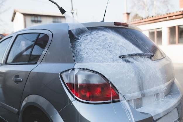 Limpiar el coche con agua a alta presión