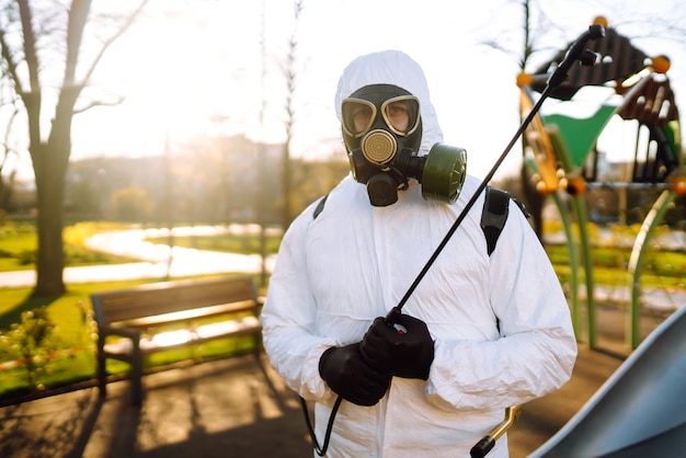 Limpiar y desinfectar el patio de recreo con productos químicos en aerosol para prevenir la propagación del coronavirus.