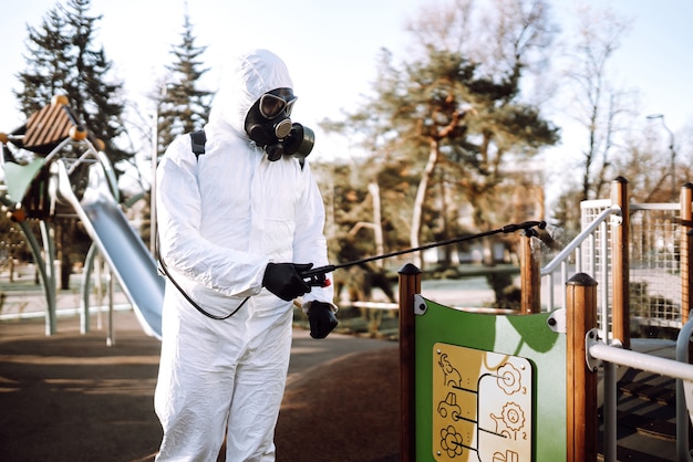 Limpiar y desinfectar el patio de recreo con productos químicos en aerosol para prevenir la propagación del coronavirus.