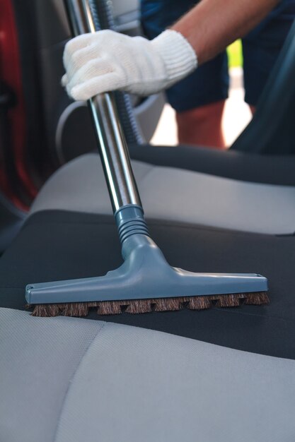 Foto limpiar el interior del automóvil con una aspiradora