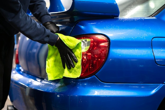 Limpiar las luces LED de un coche con un trapo de microfibra