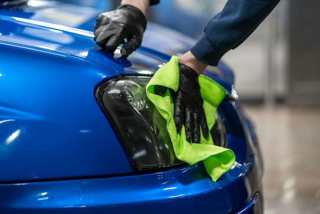 Limpiar las luces LED de un coche con un trapo de microfibra