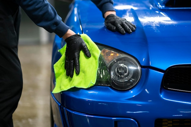 Limpiar las luces LED de un coche con un trapo de microfibra