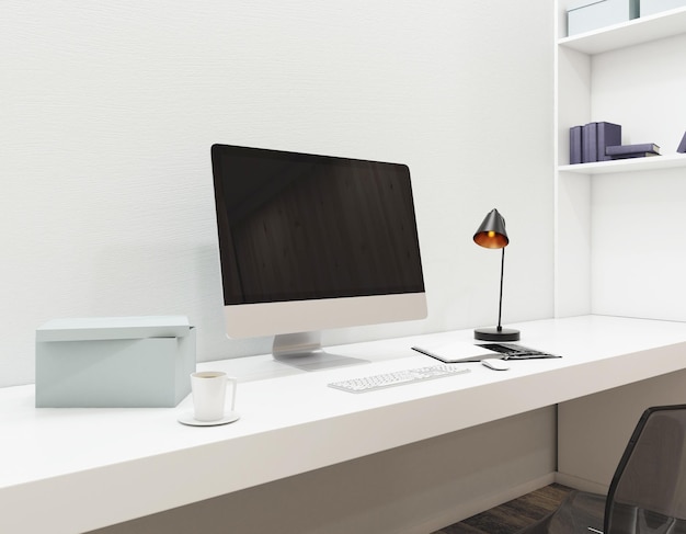 Limpiar el monitor de la computadora en el escritorio hipster