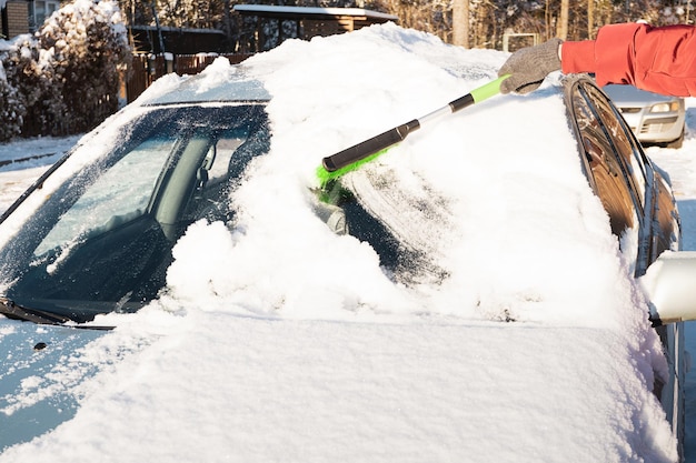 Limpiar la nieve del coche.