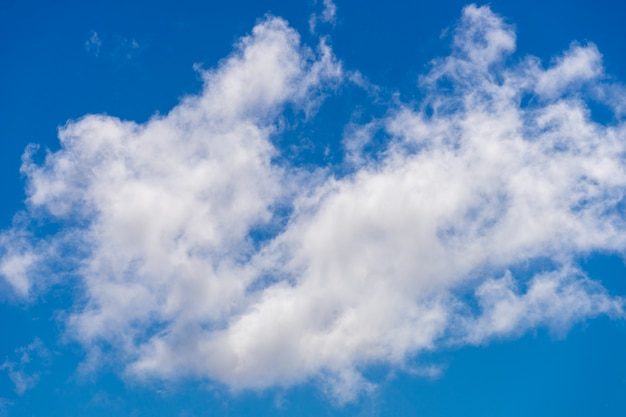 Limpiar las nubes blancas con cielo azul.