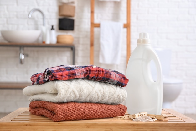 Limpiar la ropa y el líquido de lavado en la mesa en el baño.