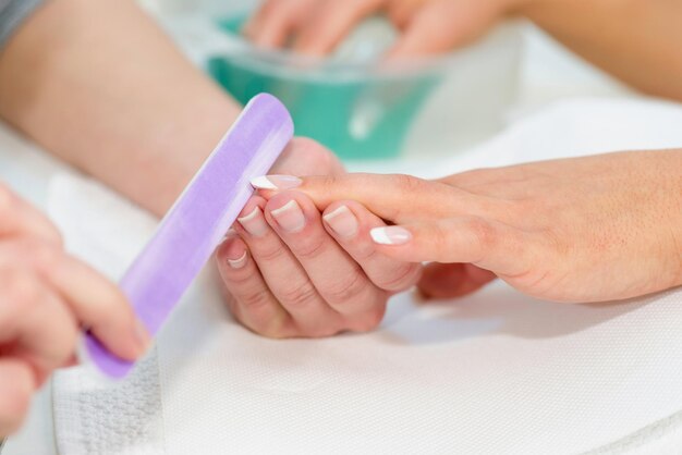 Limpiar las uñas en el salón de uñas