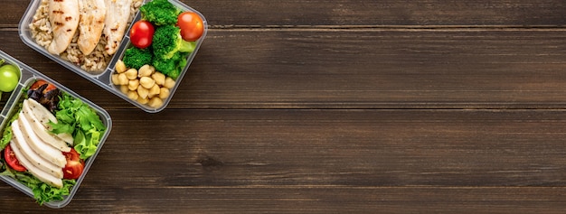 Foto limpie alimentos sanos, bajos en grasa y listos para comer en cajas de comida