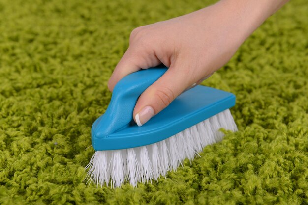 Limpieza de alfombras con cepillo de cerca