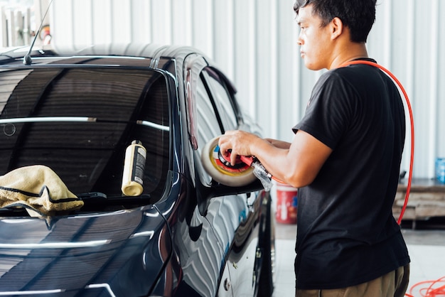 Limpieza del automóvil (detalles del automóvil) en la tienda de cuidado del automóvil