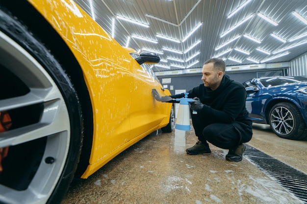 Limpieza de automóviles amarillos Detalles de automóviles