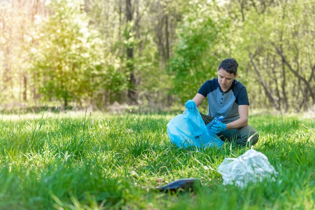 Limpieza de bosques y parques de basura, recolección y clasificación de desechos, asistencia ambiental