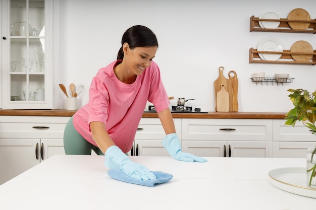 Limpieza en la cocina con un trapo