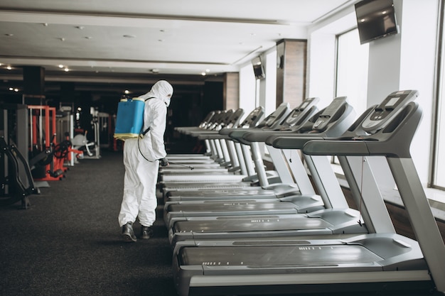 Limpieza y desinfección del gimnasio.