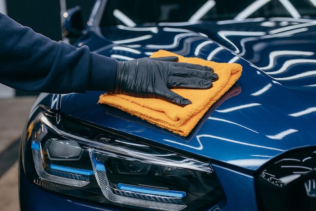Limpieza y detallado del capó de un coche azul