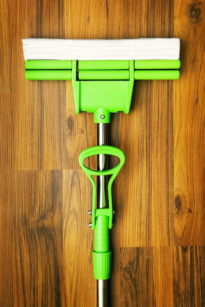 Limpieza de la escoba de las tareas del hogar en el suelo