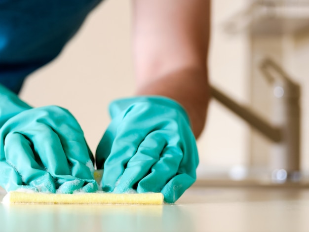 Foto limpieza de escritorio en la cocina