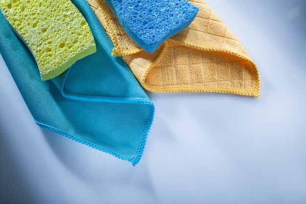 Limpieza de esponjas de toallita doméstica sobre fondo blanco.