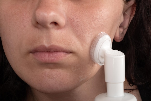 Limpieza facial con espuma cosmética para el cuidado de la piel.