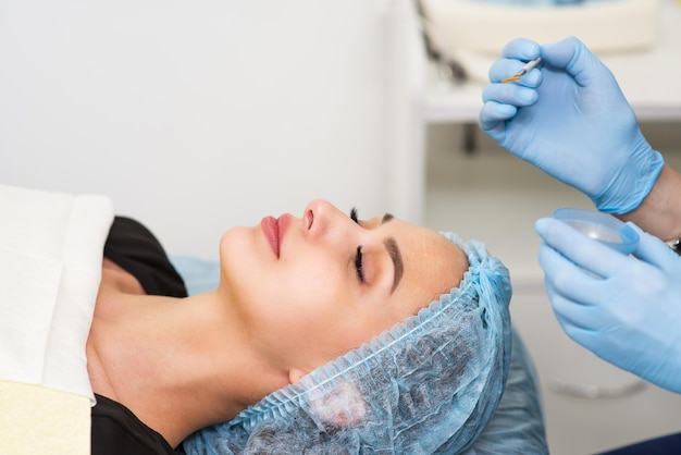 Limpieza facial en un salón de belleza primer plano de la cara de una mujer