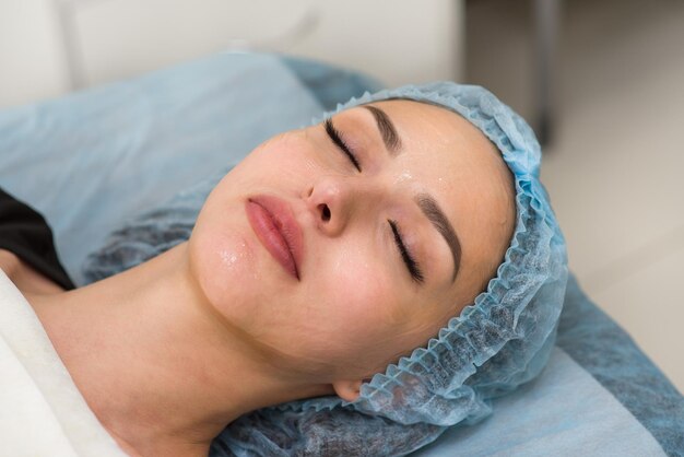 Limpieza facial en un salón de belleza primer plano de la cara de una mujer