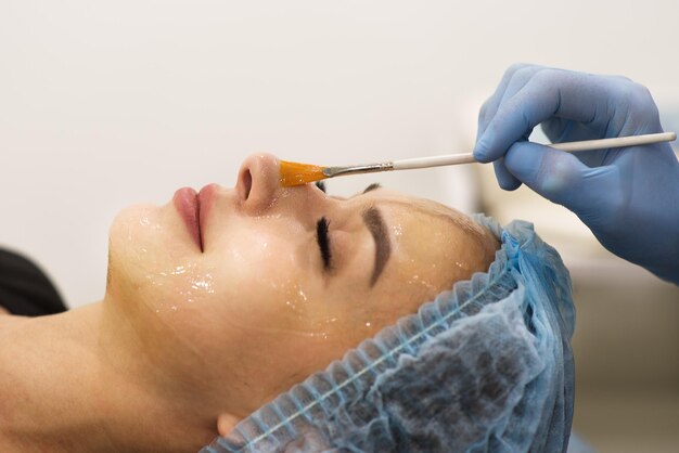 Foto limpieza facial en un salón de belleza primer plano de la cara de una mujer