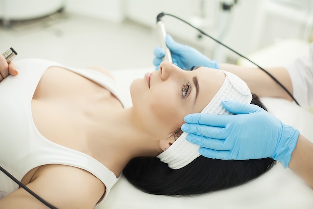 Foto limpieza facial ultrasónica, peeling, en un salón de belleza.