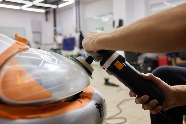 Limpieza de faros grandes en el coche con máquina de amortiguador de potencia en la estación de servicio antes y después de la limpieza