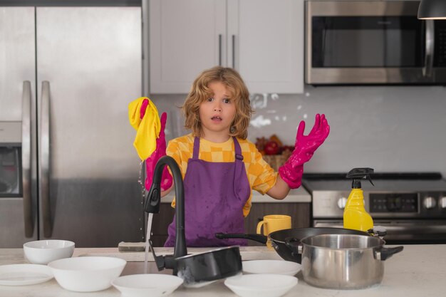 Limpieza en el hogar niño ayudando con el hogar limpiando los platos en la cocina niño ayudante limpieza iluminado