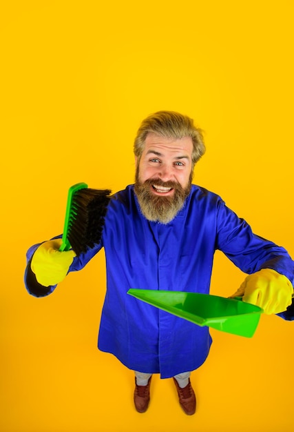 Limpieza limpieza herramientas limpieza doméstica escoba escoba hombre barbudo con escoba de limpieza