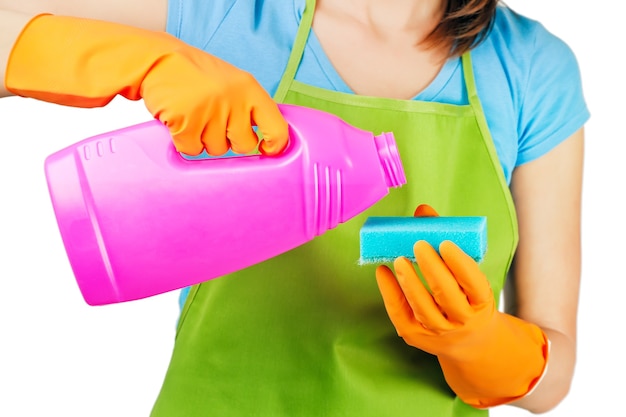 Limpieza de las manos de la mujer quehaceres domésticos con botella de detergente para ropa