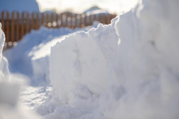 Limpieza de nieve después de una gran nevada en invierno