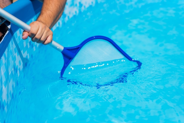 Limpieza de la piscina del jardín del patio trasero cerca