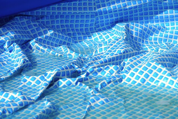 Limpieza de piscinas inflables de pvc limpiando la piscina sucia y vacía de algas