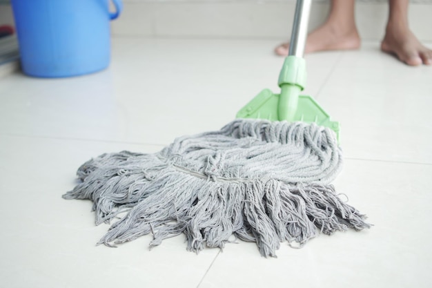 limpieza del piso de baldosas con fregona