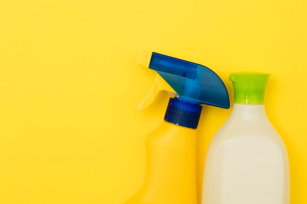 Limpieza de productos de botellas de spray sobre un fondo amarillo brillante