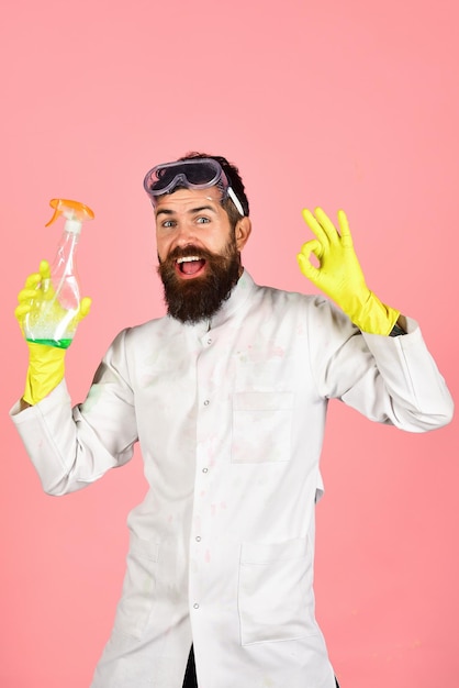 Limpieza de productos de limpieza victoria sobre barro hombre feliz con barba y bigote en gafas en uniforme