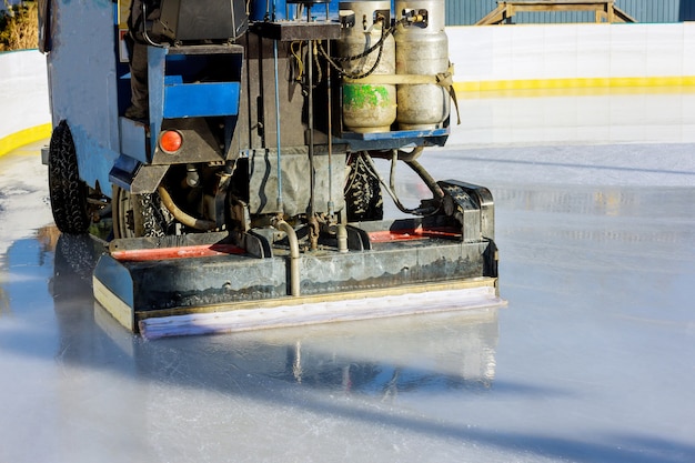 Limpieza de pulido de hielo en la pista a máquina