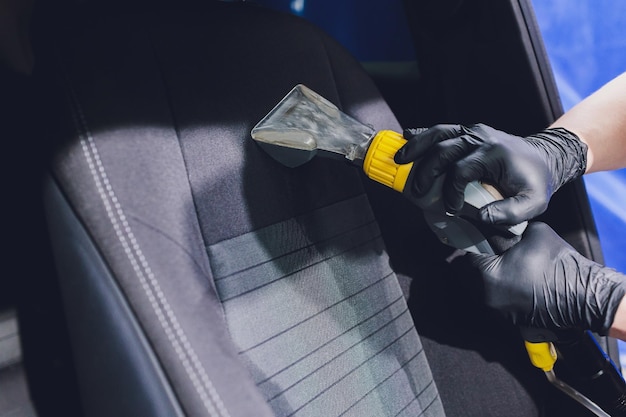 Limpieza química de asientos textiles del interior del automóvil con método de extracción profesional Limpieza temprana de primavera o limpieza regular